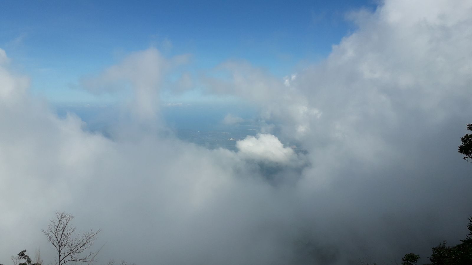 Clouds flying around on Summit Bach Ma